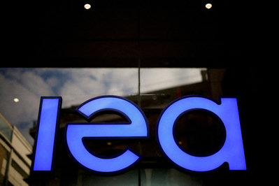 IEA reduz previsão de superávit de petróleo para 2026 à medida que os mercados se apertam
A Agência Internacional de Energia (IEA) revisou sua previsão de superávit de petróleo para 2026, indicando uma possível escassez no mercado. A análise sugere que a demanda por petróleo pode superar a oferta, resultando em um cenário de preços mais altos. Essa mudança reflete as condições atuais do mercado, que estão se tornando cada vez mais restritivas.