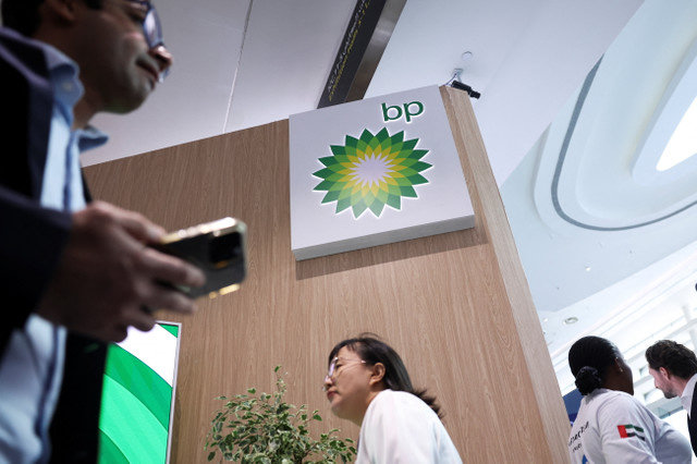 Pessoas passam por um logo da British Petroleum (BP) durante o evento anual da indústria de energia, a Exposição e Conferência Internacional de Petróleo de Abu Dhabi (ADIPEC), em Abu Dhabi, Emirados Árabes Unidos, em 3 de novembro de 2025. REUTERS/Amr Alfiky