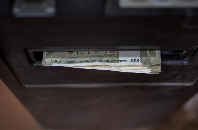 Se ven billetes de moneda india en un cajero automático (ATM) en Nueva Delhi, India, el 3 de abril de 2025. REUTERS/Adnan Abidi