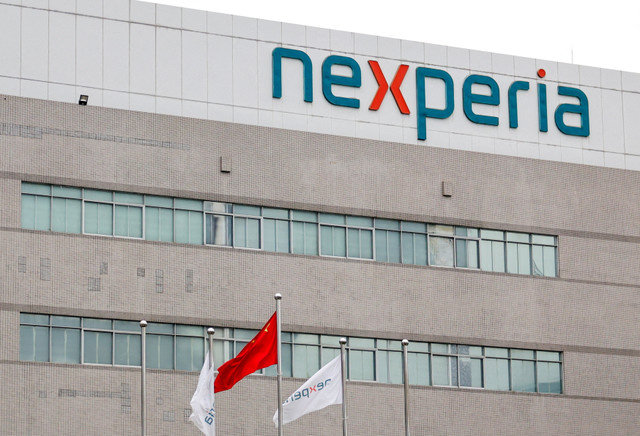 资料照片:2025年11月7日,中国广东省东莞市,Nexperia工厂外墙上的公司标识旁旗帜飘扬。中国与荷兰就该公司产生的外交对峙导致了芯片供应短缺。 REUTERS/Maxim Shemetov/File Photo