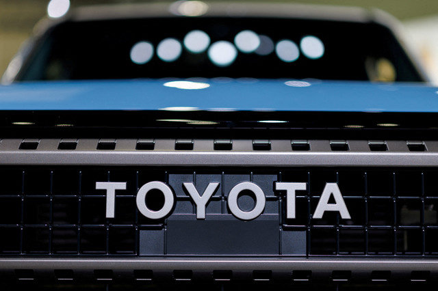 يظهر شعار تويوتا على مركبة لاند كروزر في معرض لوس أنجلوس للسيارات "AutoMobility LA" في لوس أنجلوس، كاليفورنيا، الولايات المتحدة، في 20 نوفمبر 2025. REUTERS/Mike Blake/File Photo