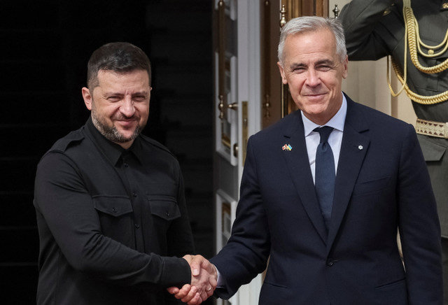 Ukraine's President Volodymyr Zelenskiy shakes hands with Canada's Prime Minister Mark Carney during Russia's attack on Ukraine, in Kyiv, Ukraine, on August 24, 2025. REUTERS/Gleb Garanich