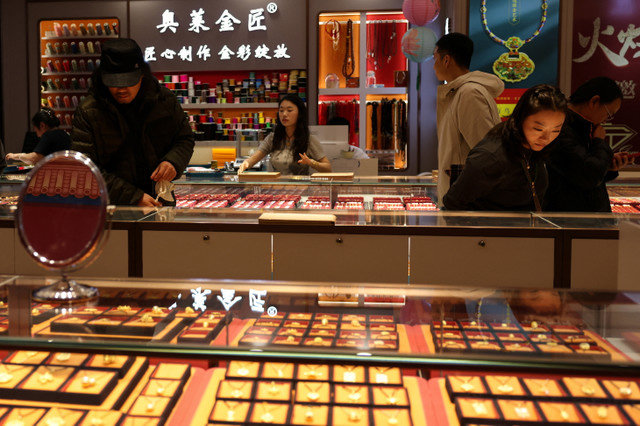 顾客于2025年10月18日在中国北京的一家珠宝百货商店购买黄金珠宝。REUTERS/Tingshu Wang