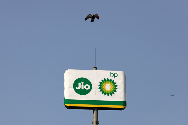 طائر يحلق فوق شعار Jio-bp، وهو مشروع مشترك بين شركة ريلاينس إندستريز وشركة بريتيش بتروليوم، في محطة وقود في نافي مومباي، الهند، في 26 أكتوبر 2021. REUTERS/Francis Mascarenhas