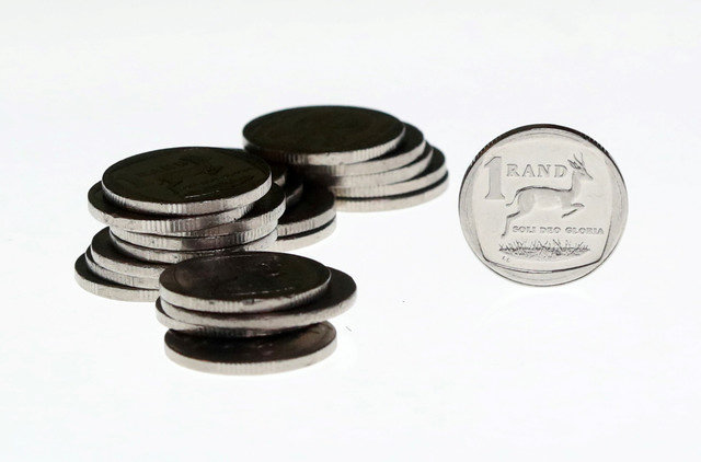 Moedas de Rand sul-africano são vistas nesta imagem ilustrativa tirada em 28 de outubro de 2020. REUTERS/Mike Hutchings/Illustration