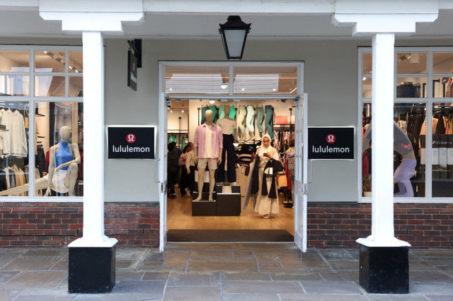 ภาพถ่ายไฟล์: หญิงคนหนึ่งกำลังช้อปปิ้งในร้านค้าปลีก Lululemon ที่ Bicester Village ใน Oxfordshire, สหราชอาณาจักร, 21 สิงหาคม 2024. REUTERS/Hollie Adams/File Photo