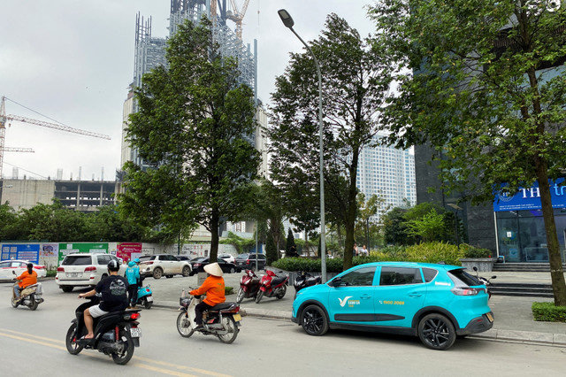 档案照片:一辆由GSM运营的VinFast电动出租车驶过越南河内街头的车流,GSM是由VinFast的所有者拥有的一家私人公司,拍摄于2024年4月6日。REUTERS/Francesco Guarascio/File Photo