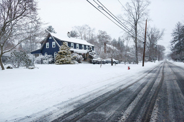 FOTO DE ARCHIVO: Un jardín está cubierto de nieve en Norwood, Nueva Jersey, EE.UU., el 27 de diciembre de 2025. REUTERS/Kena Betancur/File Photo