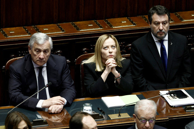 FOTO DE ARCHIVO: La Primera Ministra de Italia, Giorgia Meloni, el Ministro de Asuntos Exteriores, Antonio Tajani, el Viceprimer Ministro, Matteo Salvini, y miembros del Parlamento asisten a una conmemoración para el Papa Francisco durante una sesión conjunta del parlamento italiano en Roma, Italia, el 23 de abril de 2025. REUTERS/Matteo Minnella/File Photo