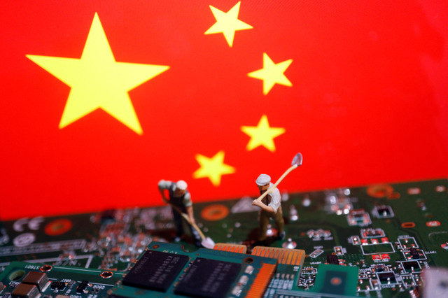 在这张拍摄于2023年7月5日的插图中,微型工人被布置在中国国旗和带有半导体芯片的电路板之间。REUTERS/Florence Lo/Illustration