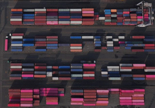 Uma vista de drone mostra pilhas de contêineres no porto de Tanjung Priok em Jacarta, Indonésia, em 10 de julho de 2025. REUTERS/Ajeng Dinar Ulfiana