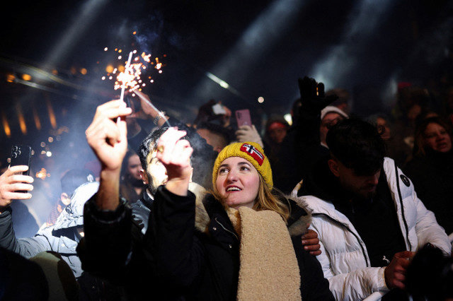 Pessoas participam das celebrações de Ano Novo em Sófia, Bulgária, que também marca a adesão do país à Zona do Euro. REUTERS/Spasiyana Sergieva