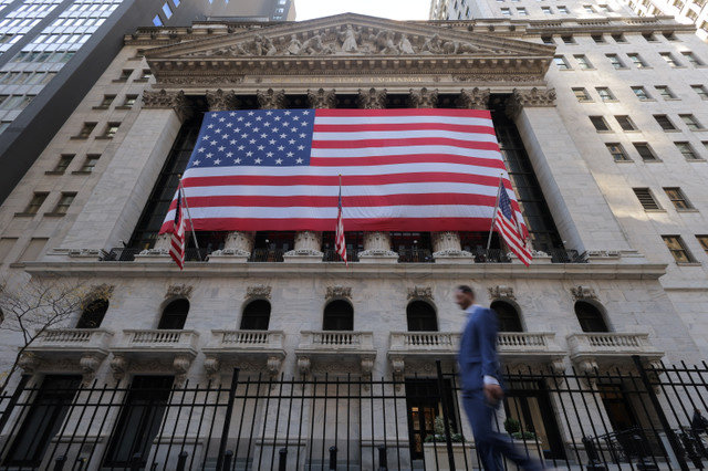 الأعلام الأمريكية تزين مبنى بورصة نيويورك (NYSE) في مدينة نيويورك، الولايات المتحدة، في 6 نوفمبر 2024. REUTERS/Andrew Kelly