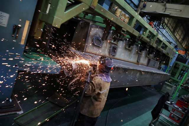 مهندس من شركة Hanwha Aerospace يعمل في مصنع في تشانغوون، كوريا الجنوبية، 16 مارس 2023. REUTERS/Kim Hong-Ji