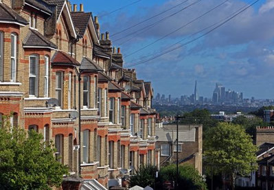 British house prices fell by 0.4% in December 2025, marking the weakest annual growth in nine months at just 0.6%. This unexpected decline contradicts economist forecasts and highlights a potential slowdown in the UK housing market.