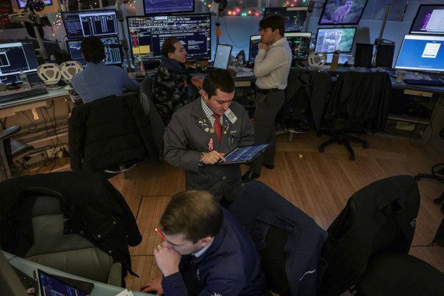 Traders work on the floor at the New York Stock Exchange (NYSE) in New York City, U.S., January 2, 2026. REUTERS/Jeenah Moon