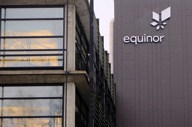 Logo của Equinor được nhìn thấy tại trụ sở công ty ở Stavanger, Na Uy, ngày 5 tháng 12 năm 2019. REUTERS/Ints Kalnins