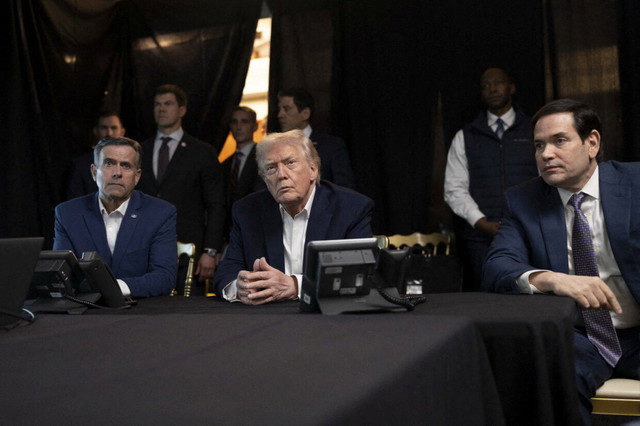 Một bức ảnh do Tổng thống Hoa Kỳ Donald Trump đăng trên tài khoản Truth Social của ông cho thấy ông ngồi cạnh Giám đốc CIA John Ratcliffe và Ngoại trưởng Hoa Kỳ Marco Rubio khi họ theo dõi chiến dịch quân sự của Hoa Kỳ tại Venezuela vào ngày 3 tháng 1 năm 2026. @realDonaldTrump/Handout via REUTERS
