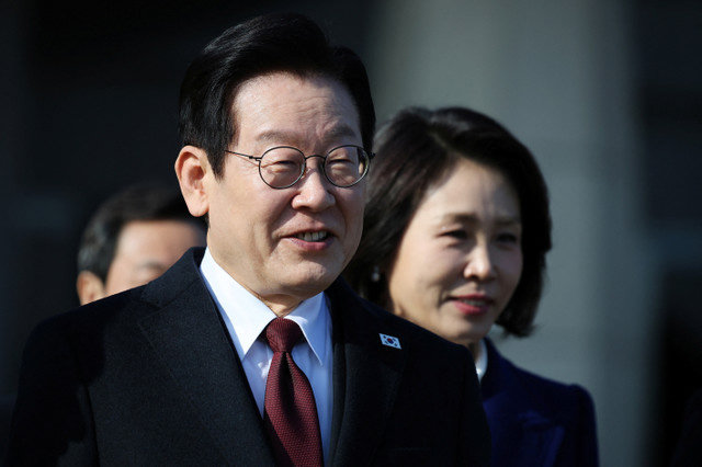 韩国总统李在明和夫人金惠京于2026年1月4日抵达韩国城南的首尔空军基地,准备前往北京。REUTERS/Kim Hong-Ji