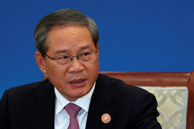 El Primer Ministro chino, Li Qiang, habla en el Diálogo "1+10" con líderes de organizaciones económicas importantes en la Casa de Huéspedes del Estado de Diaoyutai en Beijing, China, el 9 de diciembre de 2025. REUTERS/Florence Lo