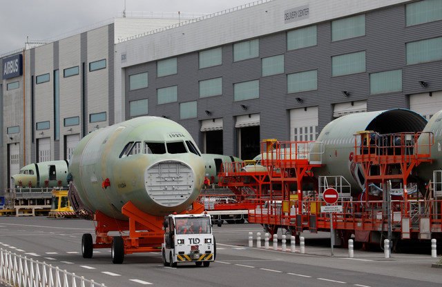 Một phần thân máy bay của dòng Airbus A320 được vận chuyển tại cơ sở của Airbus ở Montoir-de-Bretagne gần Saint-Nazaire, Pháp, vào ngày 1 tháng 7 năm 2020. REUTERS/Stephane Mahe