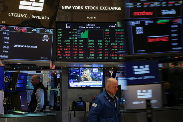 تعرض شاشة تداول مؤشر S&P 500 في بورصة نيويورك (NYSE) في مدينة نيويورك، الولايات المتحدة، في 2 يناير 2026. REUTERS/Jeenah Moon