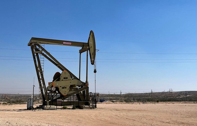 Se fotografía una bomba extractora de petróleo en la cuenca del Pérmico, región de Loco Hills, Nuevo México, EE.UU., el 6 de abril de 2023. REUTERS/Liz Hampton/File Photo