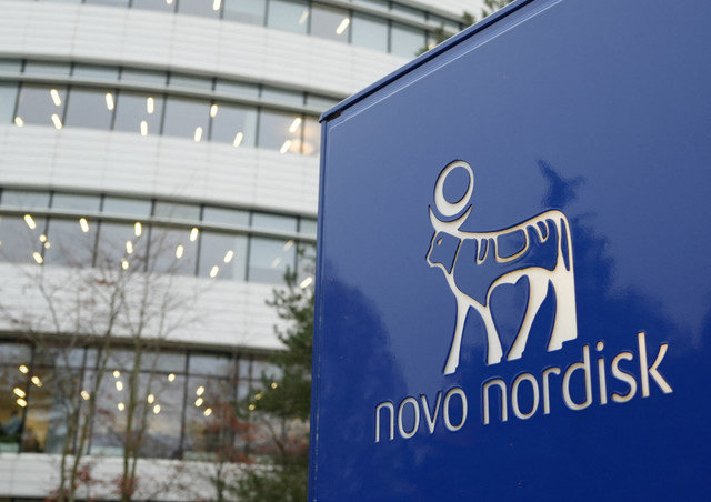 El logotipo de la empresa farmacéutica Novo Nordisk se exhibe frente a sus oficinas en Bagsvaerd, en las afueras de Copenhague, Dinamarca, el 3 de diciembre de 2025. REUTERS/Tom Little