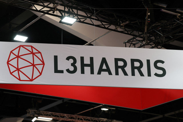 โลโก้ L3Harris ถูกแสดงอย่างเด่นชัดเหนือบูธในวันแรกของงานแสดงสินค้าทางทะเลนานาชาติอินโดแปซิฟิกในซิดนีย์ ออสเตรเลีย วันที่ 4 พฤศจิกายน 2025 REUTERS/Hollie Adams