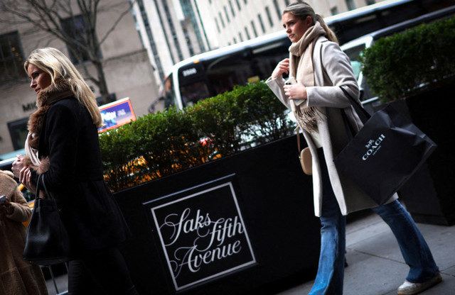 FOTO DE ARCHIVO: Compradores navideños caminan fuera de la tienda principal de Saks Fifth Avenue en Manhattan, Ciudad de Nueva York, EE.UU., el 5 de diciembre de 2023. REUTERS/Mike Segar/File Photo