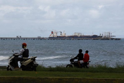 Trump detém Maduro, petróleo cai 0,4%