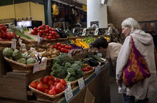 Personas observan frutas y verduras en el mercado local de Brighton, Gran Bretaña, el 28 de junio de 2024. REUTERS/Carlos Jasso