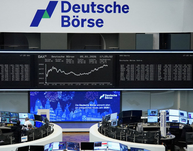 2026年1月5日、ドイツのフランクフルト証券取引所でドイツ株価指数DAXのグラフが表示されています。 REUTERS/staff