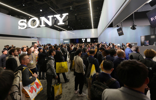 ผู้เข้าร่วมงานชมบูธของ Sony ในงาน CES 2025 ซึ่งเป็นงานแสดงสินค้าอิเล็กทรอนิกส์สำหรับผู้บริโภคประจำปีที่ลาสเวกัส รัฐเนวาดา สหรัฐอเมริกา วันที่ 8 มกราคม 2025 REUTERS/Steve Marcus