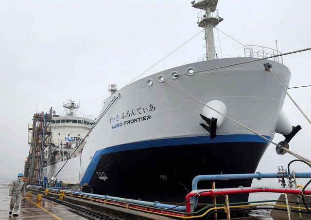 FILE PHOTO: The liquefied hydrogen carrier SUISO FRONTIER, constructed by Kawasaki Heavy Industries, is moored at the Kobe Works yard in Kobe, western Japan, on January 22, 2021, awaiting its inaugural transport of hydrogen derived from brown coal from Australia to Japan. REUTERS/Yuka Obayashi/File Photo