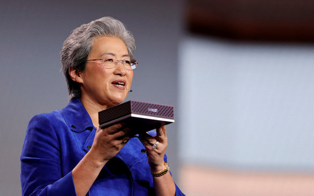 Lisa Su ซีอีโอของ AMD ถือแพลตฟอร์มพัฒนา AMD Ryzen AI Halo ระหว่างการกล่าวเปิดงานของ AMD ที่งาน CES 2026 ซึ่งเป็นงานแสดงสินค้าอิเล็กทรอนิกส์สำหรับผู้บริโภคประจำปีในลาสเวกัส รัฐเนวาดา สหรัฐอเมริกา วันที่ 5 มกราคม 2026 REUTERS/Steve Marcus