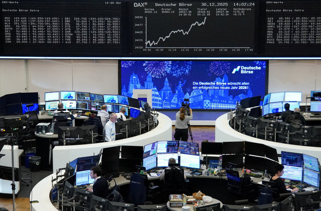 กราฟดัชนีราคาหุ้น DAX ของเยอรมนีแสดงที่ตลาดหลักทรัพย์ในแฟรงก์เฟิร์ต ประเทศเยอรมนี เมื่อวันที่ 30 ธันวาคม 2025 REUTERS/staff
