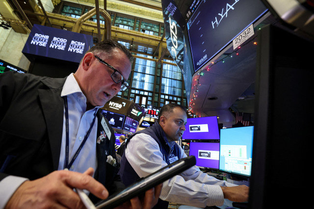 يعمل المتداولون على أرضية بورصة نيويورك (NYSE) في مدينة نيويورك، الولايات المتحدة، في 15 ديسمبر 2025. REUTERS/Brendan McDermid