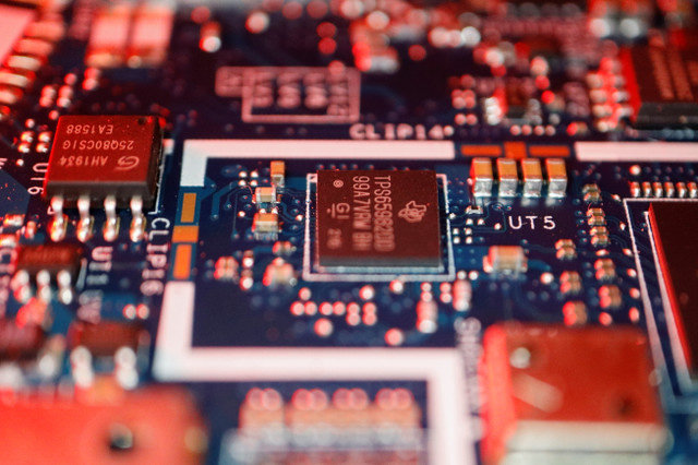 Chips semicondutores são visíveis em uma placa de circuito de computador nesta ilustração, capturada em 25 de fevereiro de 2022. REUTERS/Florence Lo/Illustration