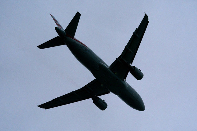 FILE PHOTO: An American Airlines flight departs from Reagan Washington National Airport during the ongoing U.S. government shutdown in Arlington, Virginia, U.S., October 8, 2025. REUTERS/Nathan Howard/File Photo