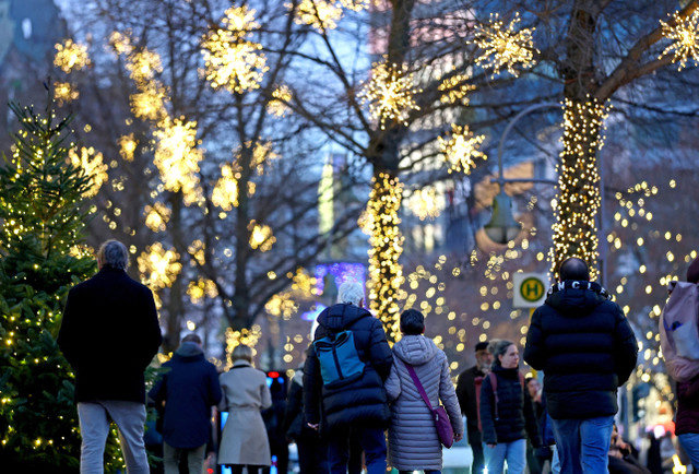 Gente camina fuera de los grandes almacenes Kaufhaus des Westens "KaDeWe" durante la temporada navideña en Berlín, Alemania, el 11 de diciembre de 2025. REUTERS/Lisi Niesner/File Photo