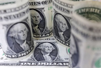 الدولار يتراجع بعد بيانات التصنيع