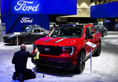 Ford Sees 6% Sales Growth, $19.5B EV Writedown