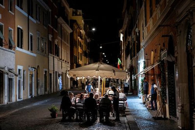 Italy's Services PMI Drops, Economic Slowdown