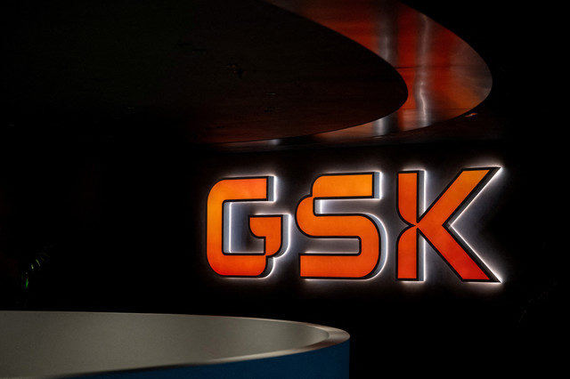 ไฟล์ภาพ: ป้ายถูกถ่ายภาพในล็อบบี้หลักของสำนักงาน GSK ในกรุงลอนดอน ประเทศอังกฤษ เมื่อวันที่ 20 กุมภาพันธ์ 2025 REUTERS/Chris J. Ratcliffe/File Photo