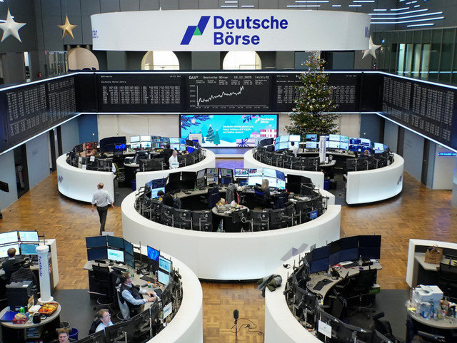 ドイツの株価指数DAXのグラフが、2025年12月18日にドイツのフランクフルト証券取引所で撮影されました。REUTERS/staff
