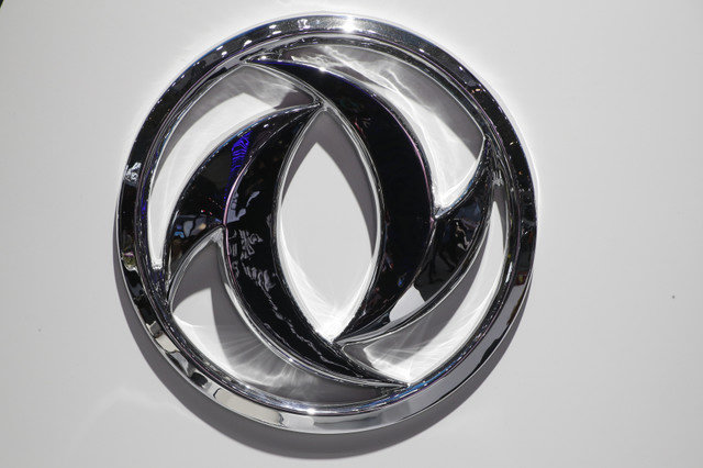 โลโก้ของ Dongfeng Motor Corp ถูกถ่ายที่งานแสดงรถยนต์ Auto China 2016 ในกรุงปักกิ่ง ประเทศจีน วันที่ 26 เมษายน 2016 REUTERS/Kim Kyung-Hoon
