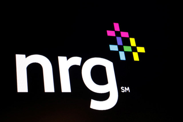 O logotipo da NRG Energy Inc. é exibido em uma tela na Bolsa de Valores de Nova York (NYSE) em Nova York, EUA, em 13 de junho de 2018. REUTERS/Brendan McDermid