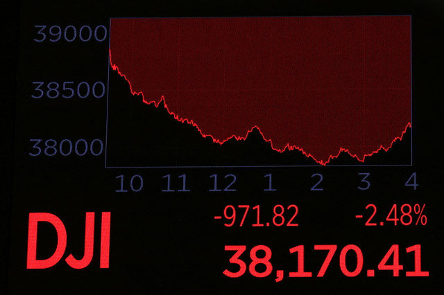 Một màn hình hiển thị Chỉ số Công nghiệp Dow Jones sau tiếng chuông đóng cửa trên sàn Giao dịch Chứng khoán New York (NYSE) tại Thành phố New York, Hoa Kỳ, ngày 21 tháng 4 năm 2025. REUTERS/Brendan McDermid