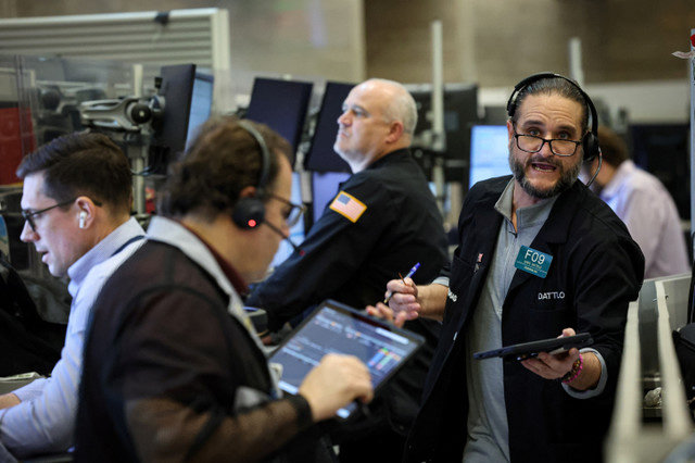 يعمل متداولو الخيارات المستقبلية في قاعة بورصة نيويورك في NYSE American (AMEX) في مدينة نيويورك، الولايات المتحدة، في 6 يناير 2026. REUTERS/Brendan McDermid